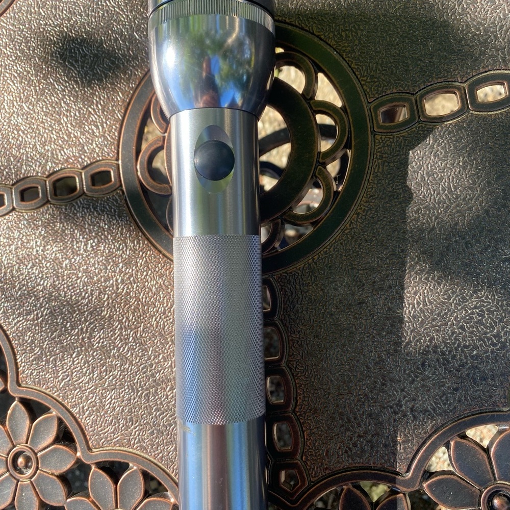 Silver 2D aluminum Mag-Lite flashlight